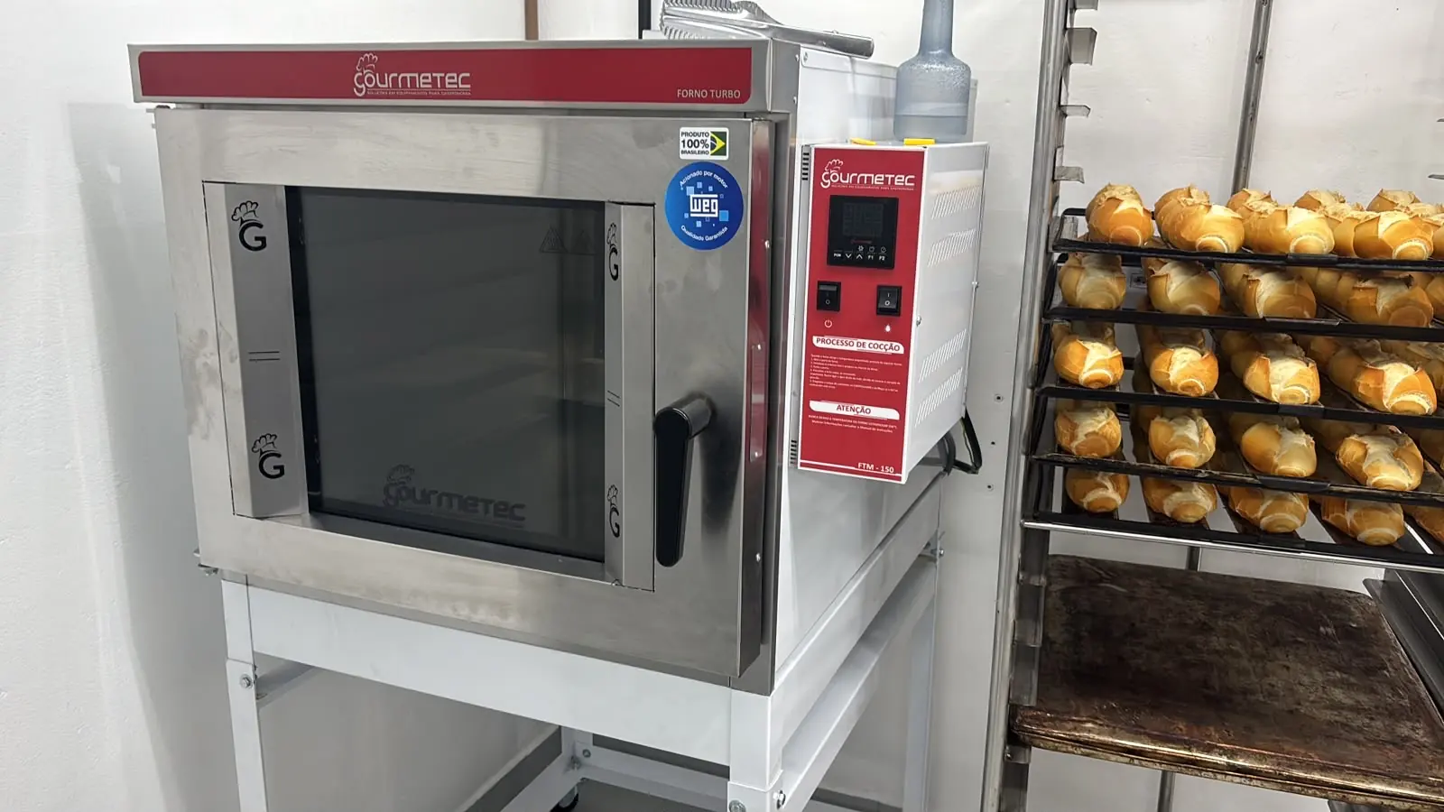 Forno industrial com pães dourados